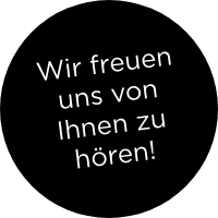 Schwarzer Hintergrund mit weißem Text „Wir freuen uns von Ihnen zu hören!“ in diagonaler Ausrichtung.