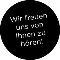 Schwarzer Hintergrund mit weißem Text „Wir freuen uns von Ihnen zu hören!“ in diagonaler Ausrichtung.