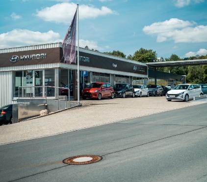 Hyundai Autohaus Engel Außenansicht mit Ausstellungsfahrzeugen vor dem Gebäude