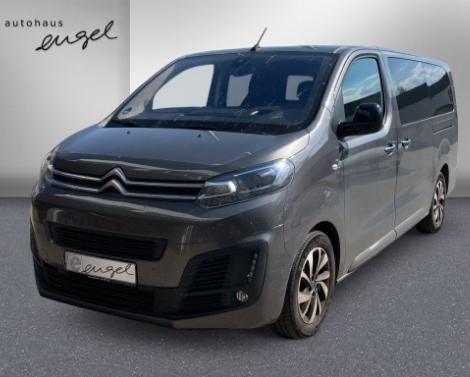 Grauer Citroën Spacetourer steht vor neutralem Hintergrund mit Logo vom Autohaus Engel