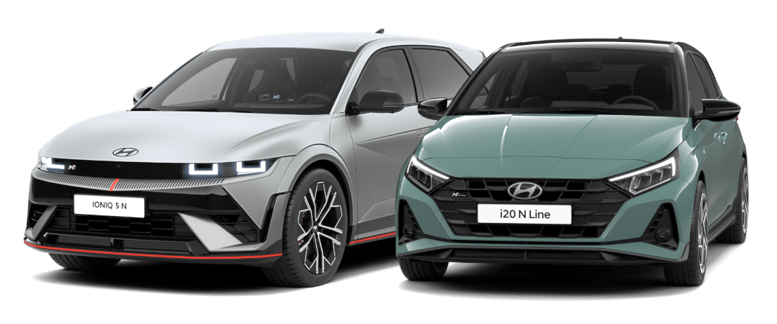 Hyundai IONIQ 5 N in Silber und Hyundai i20 N Line in Grünblau nebeneinander