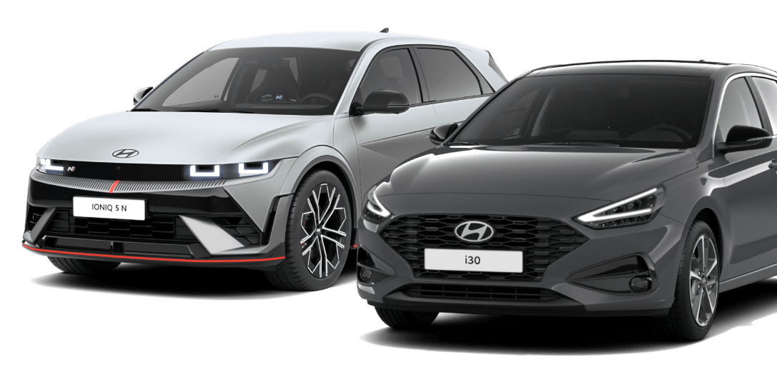 Hyundai IONIQ 5 N und Hyundai i30 nebeneinander vor schwarzem Hintergrund