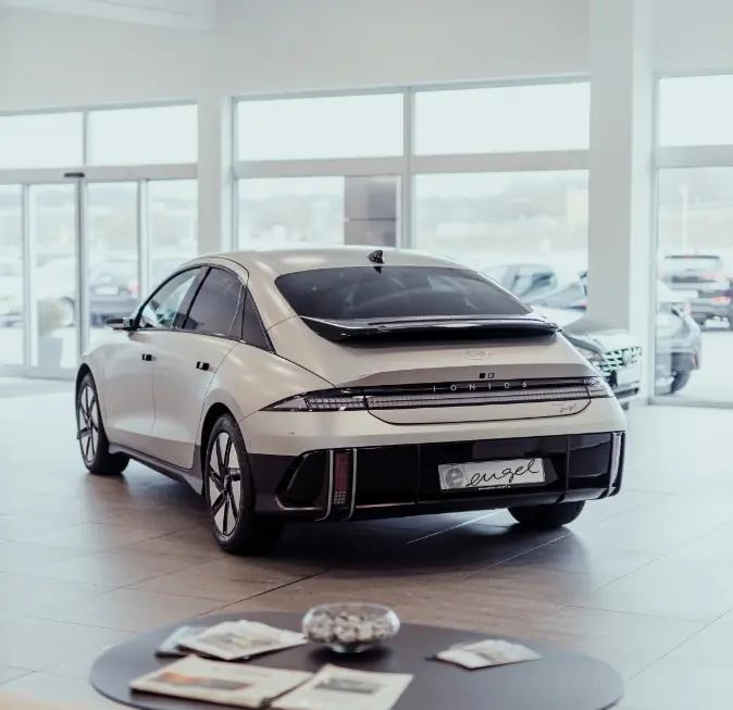 Hyundai IONIQ 6 in heller Lackierung steht zur Ausstellung im Autohaus
