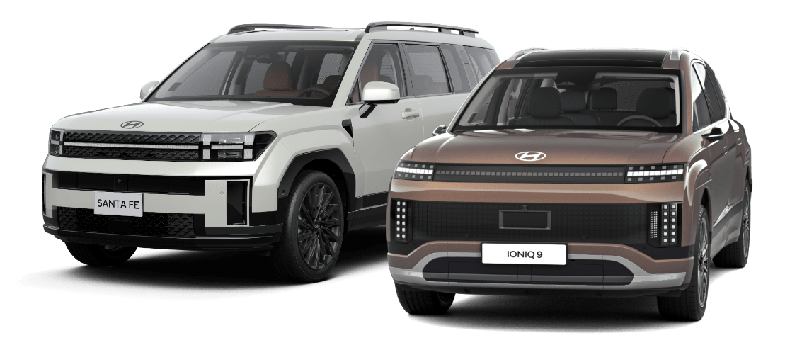 Hyundai Santa Fe in Weiß und Hyundai IONIQ 9 in Bronze – zwei große SUV-Modelle nebeneinander