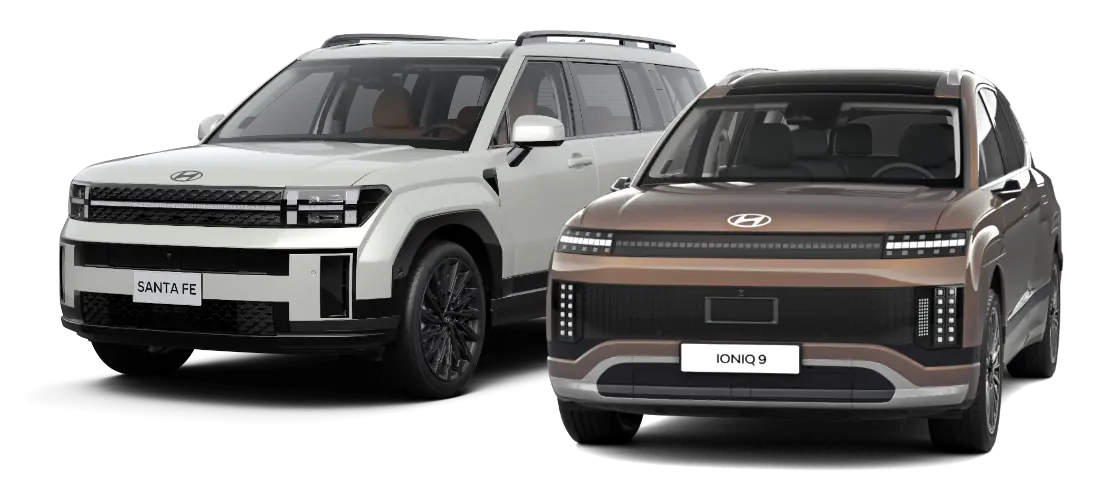 Hyundai Santa Fe in Weiß und Hyundai IONIQ 9 in Bronze – zwei große SUV-Modelle nebeneinander