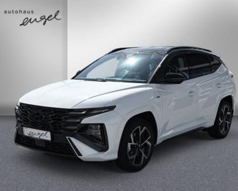 Hyundai Tucson N Line in Weiß mit schwarzem Dach vor neutralem Hintergrund beim Autohaus Engel