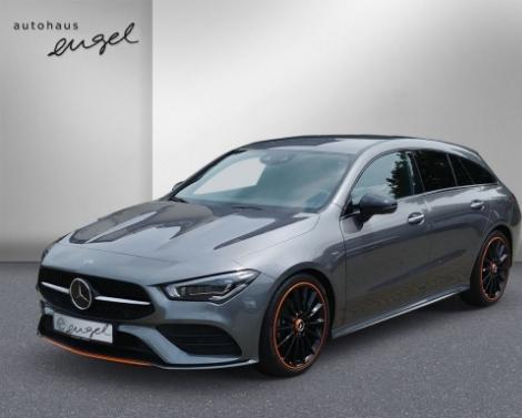 Grauer Mercedes-Benz CLA Shooting Brake AMG Line mit orangenen Akzenten vor neutralem Hintergrund beim Autohaus Engel