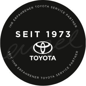 Rundes Siegel mit Toyota-Logo und der Aufschrift „Seit 1973 – Ihr erfahrener Toyota Service Partner – Autohaus Engel